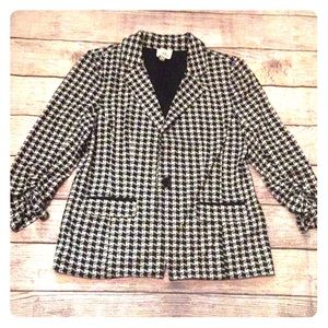 Houndstooth pattern blazer.